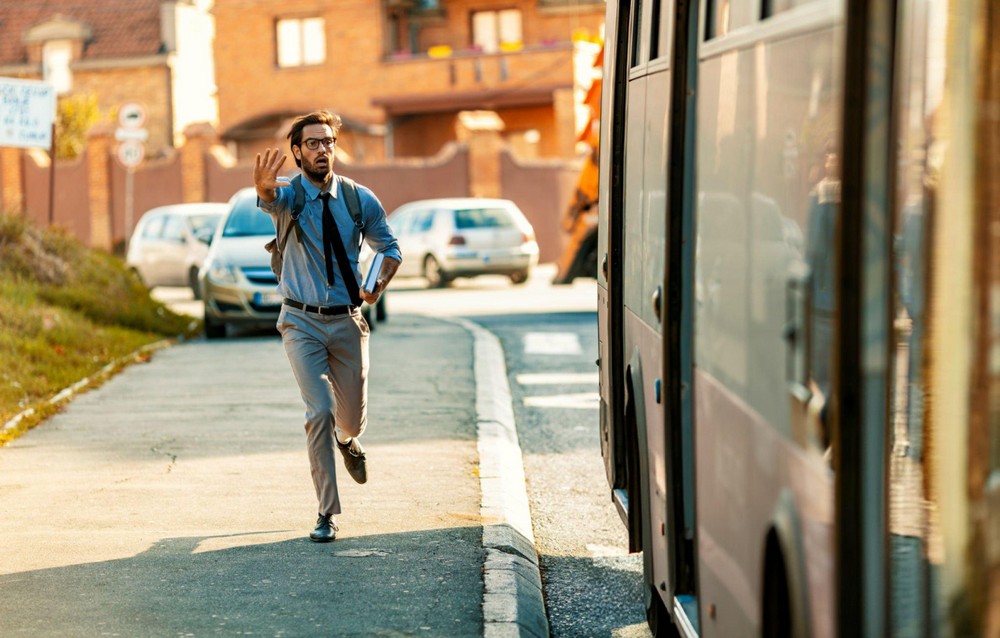 Việc xử lý trường hợp nhân viên giỏi luôn hoàn thành công việc nhưng chuyên đi làm muộn cần phải xử lý khéo để giữ nhân tài nhưng vẫn giữ được văn hóa của công ty