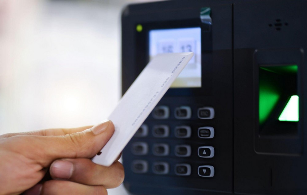 Nhân viên chấm công hộ nhau