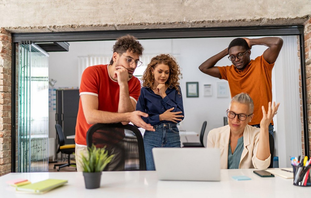 Việc nhân viên có năng lực bất mãn về sếp yếu kém kéo dài sẽ gây tổn hại cho cả doanh nghiệp lẫn người sếp và đội nhóm nhân viên đó