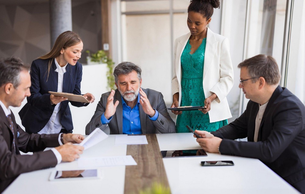 Doanh nghiệp cần có những biện pháp chiến lược quản lý để cải thiện mối quan hệ giữa nhân viên và lãnh đạo phối hợp làm việc với nhau