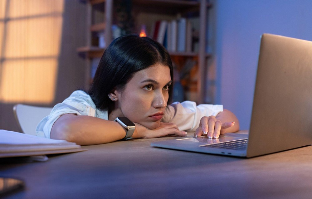 Chỉ cần phản hồi khách chậm không những khách hàng chán nản mà nhân viên cũng có phần lo sợ với việc đã tạo ra